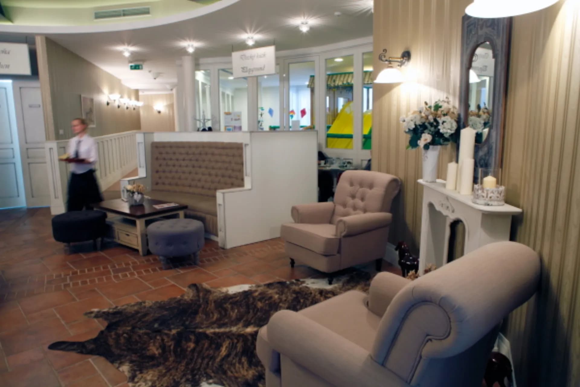 Lobby s pohodlnými kreslami a kozubom